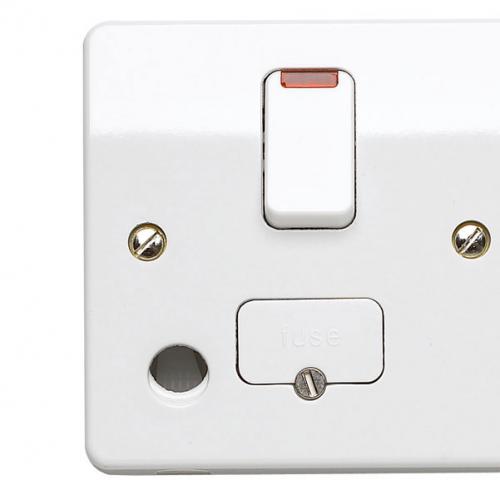 MK K1070WHI switched spur c/w base f/outlet & neon